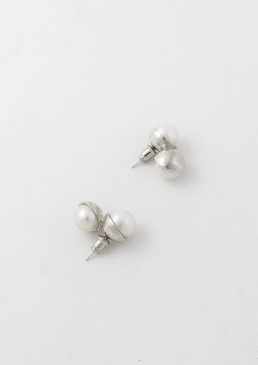 Asymmetry Pearl Earring