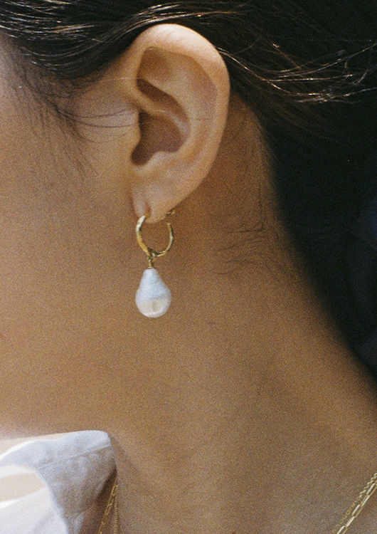 The Fragments of Light Pearl Earring, Gold