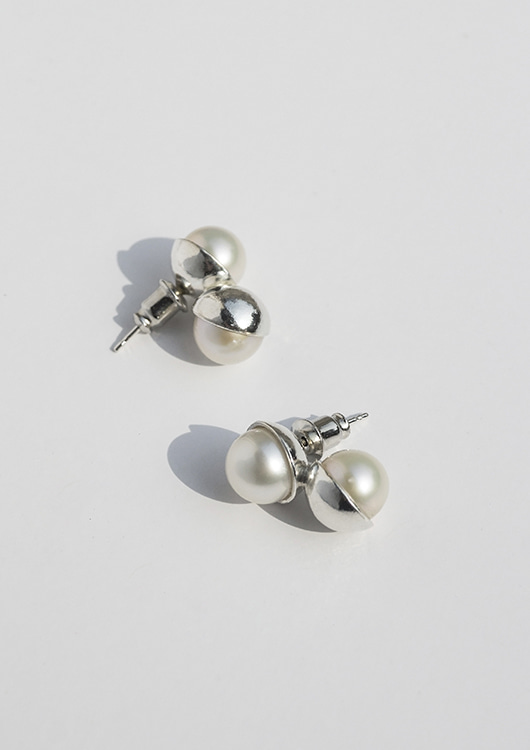 Asymmetric Pearl Earring